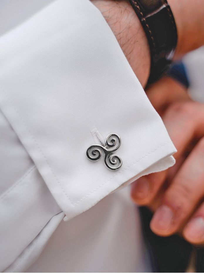 White spearpoint-collar shirt