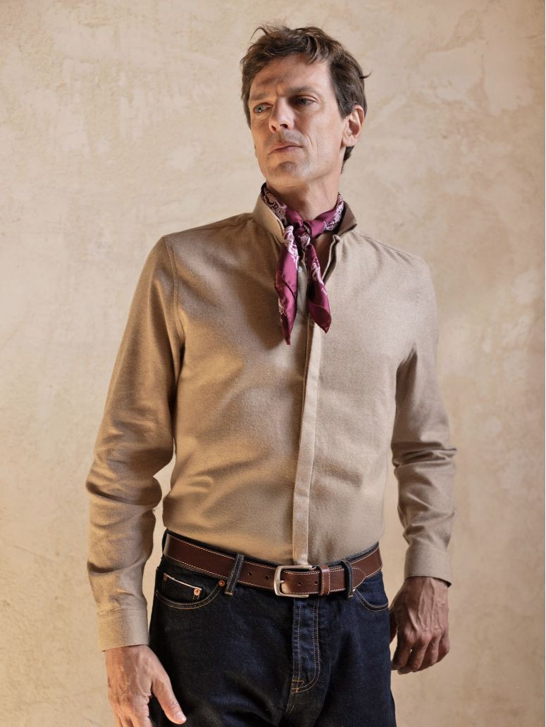 Cutaway collar shirt in beige flannel